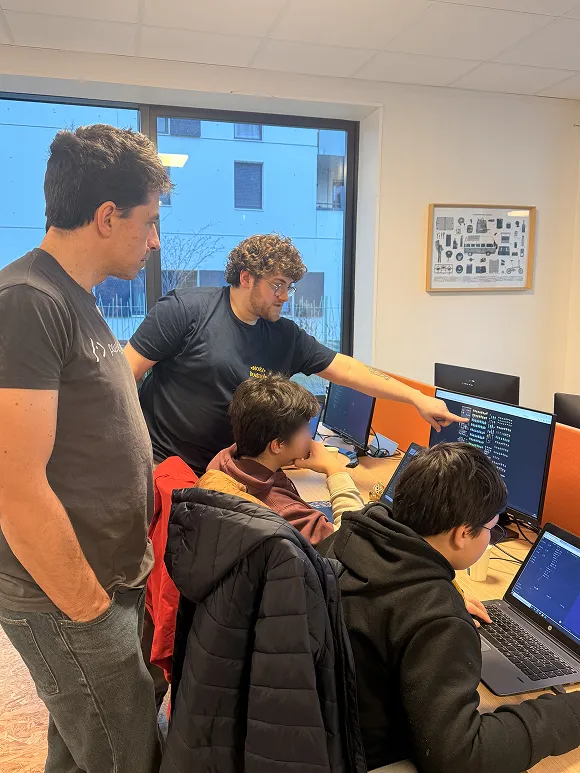 Noé Tatoud helping kids during the Kaplay workshop